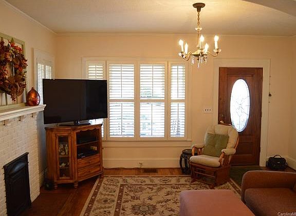 4th image of 121 N Oakwood Dr