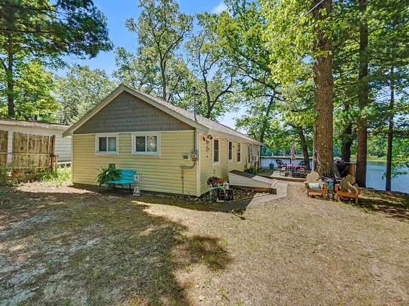 8905 E Acorn St, Holton, MI 49425