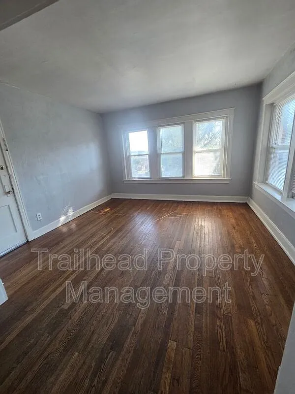 2 bed, 1.0 bath, 856 sqft, $850 — Photo 2
