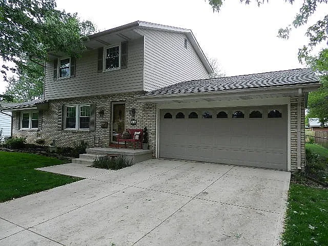 980 Champagne Dr photo 1