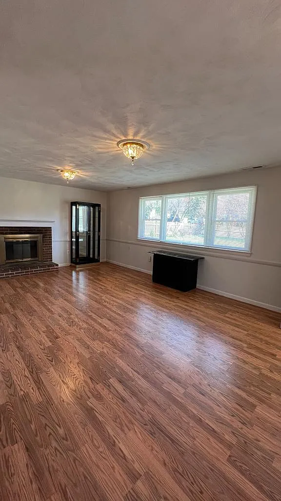 1026 Maple Ave E — Photo 3