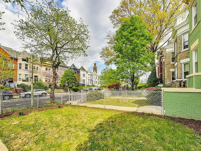 137 R St NE — Photo 25