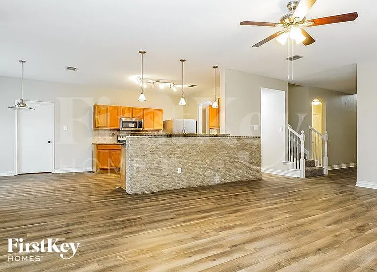 401 Deer Lake Dr — Photo 5