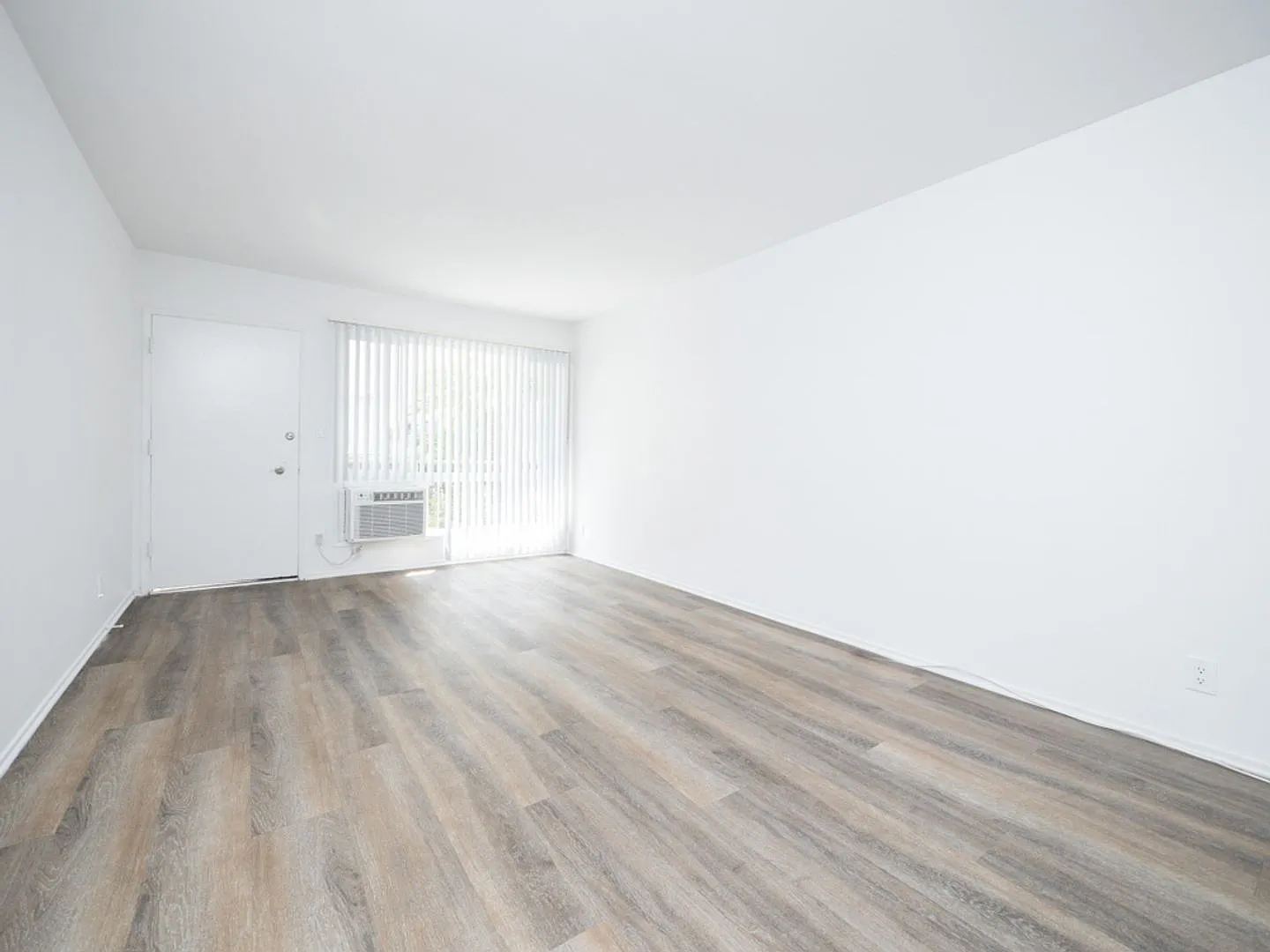 443 S. Alexandria Ave — Photo 3