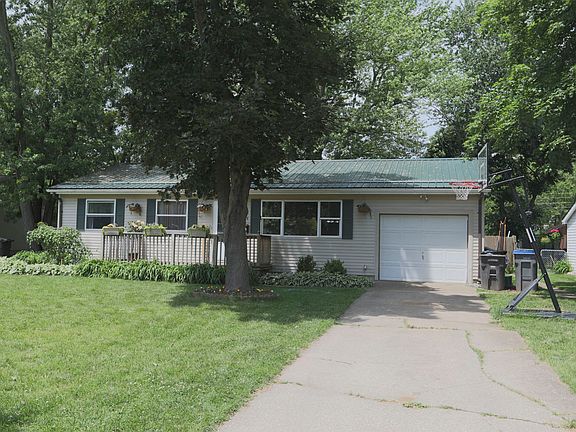 2nd image of 829 Hiawatha Dr