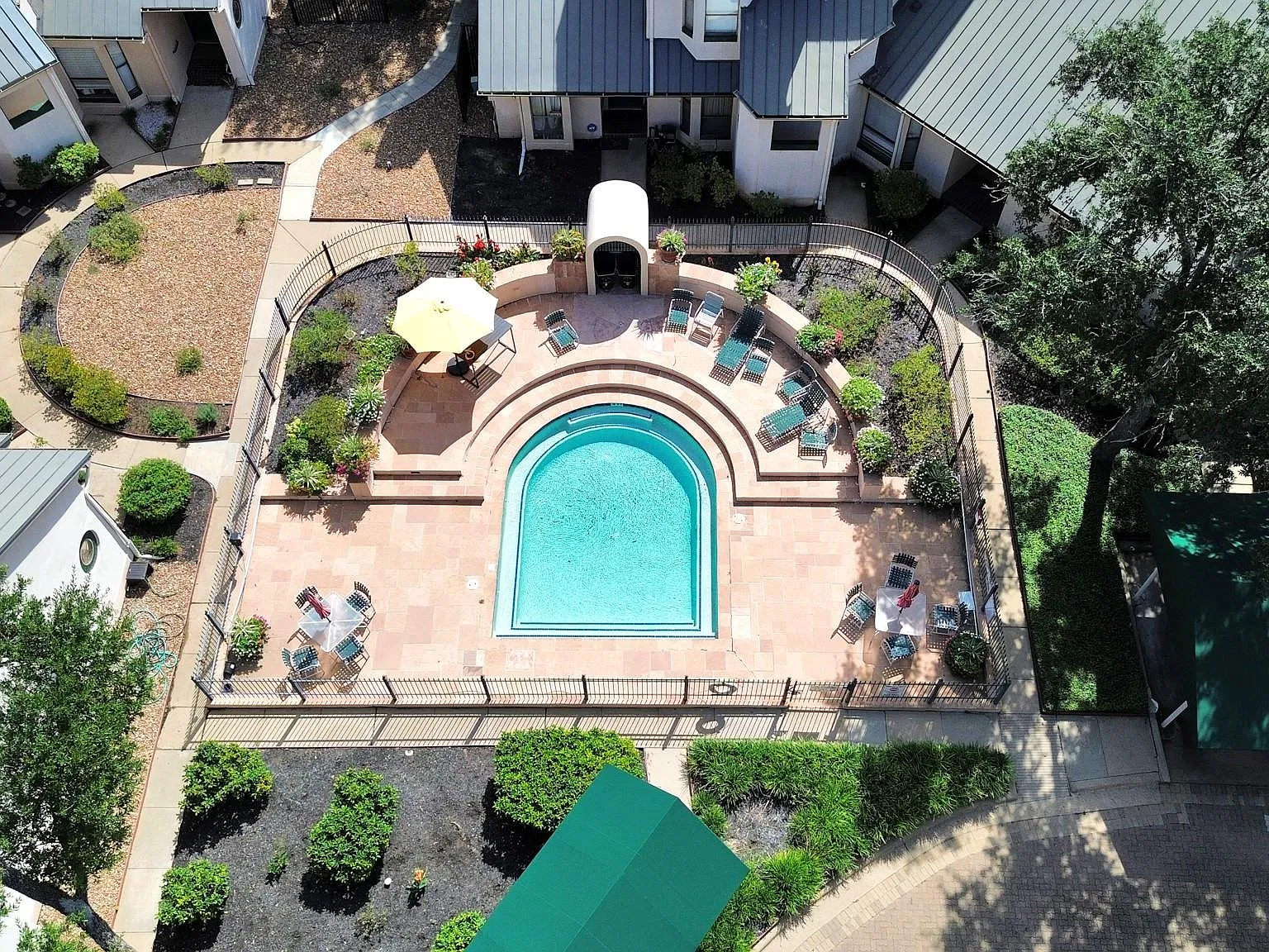 2 bed, 1.0 bath, 1118 sqft, $1,950 — Photo 2