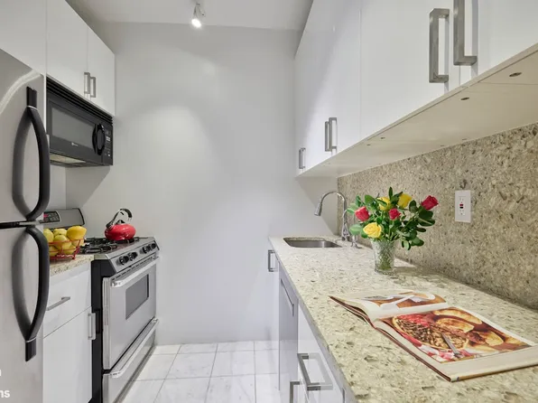 2000 Broadway image 6 of 15