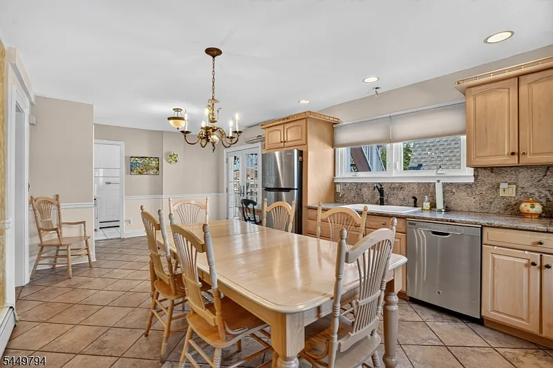 3 bed, 1.0 bath, $2,950 — Photo 2