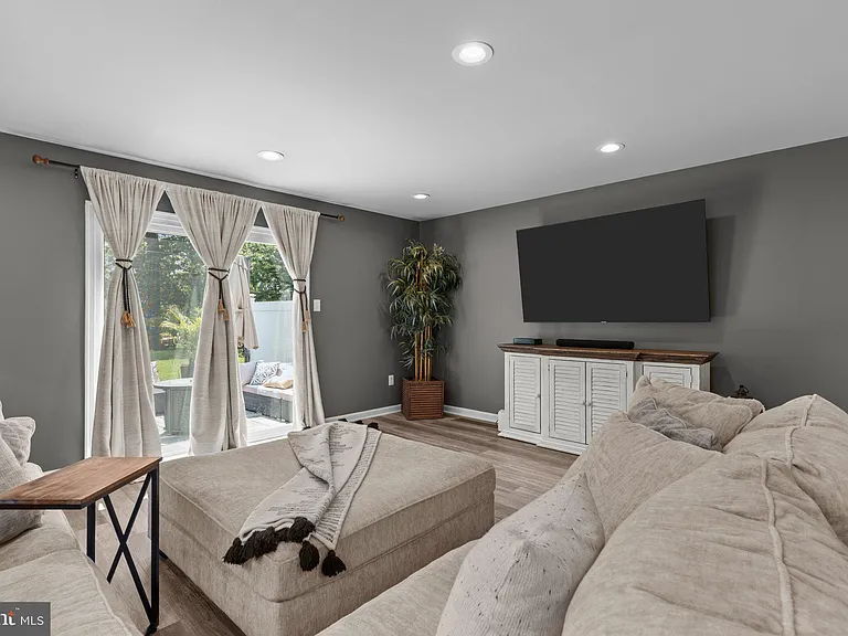513 Arbutus Ave #A — Photo 11