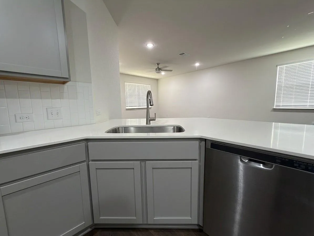4 bed, 2.0 bath, 1837 sqft, $2,200 — Photo 4