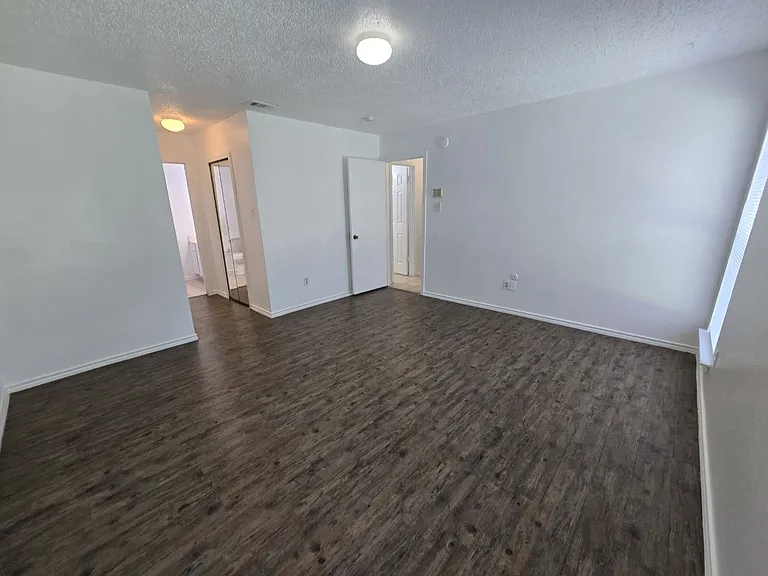 2509 Hollydale Dr — Photo 9