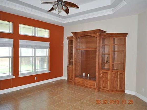 3rd image of 1606 Oakridge
