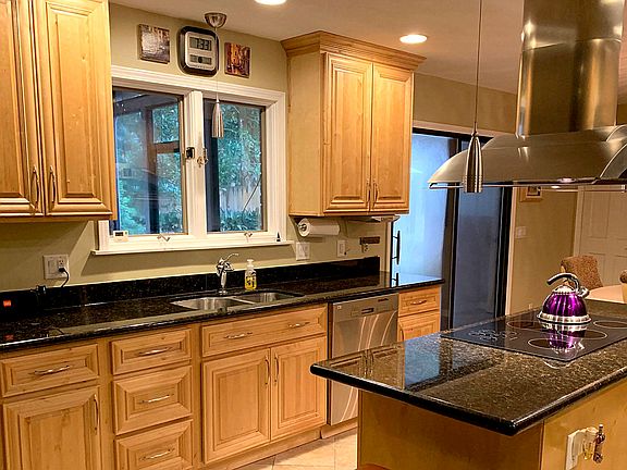 5th image of 1090 Executive Cove Dr