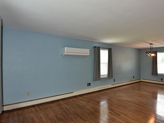 3rd image of 104 Elm Dr