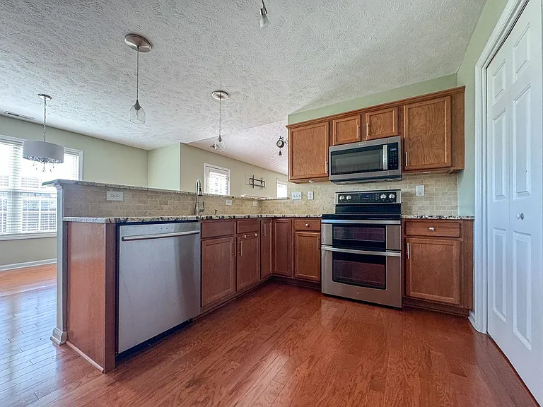 1945 Yellowbrick Rd — Photo 10
