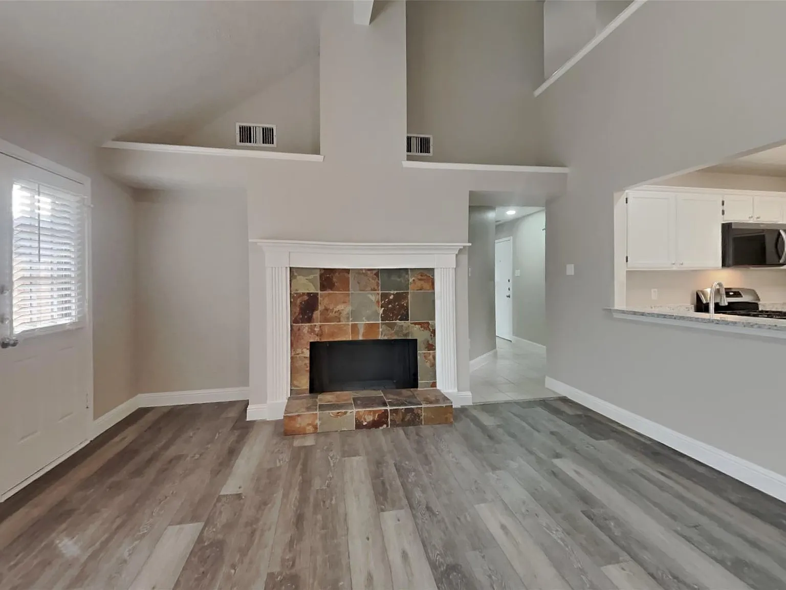 4 bed, 2.5 bath, 2320 sqft, $2,500 — Photo 3
