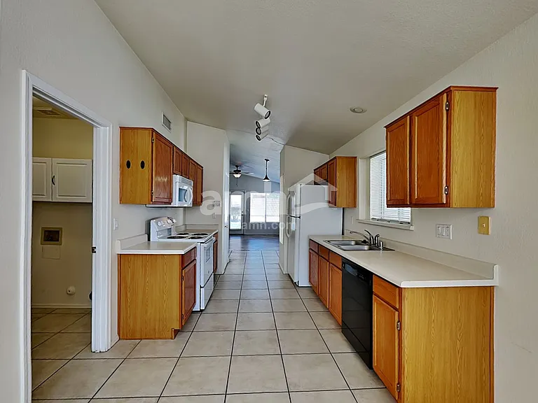 1130 W Lark Dr — Photo 3