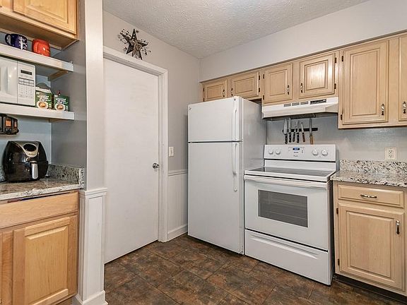 4th image of 7128 N Queens Ferry Pl