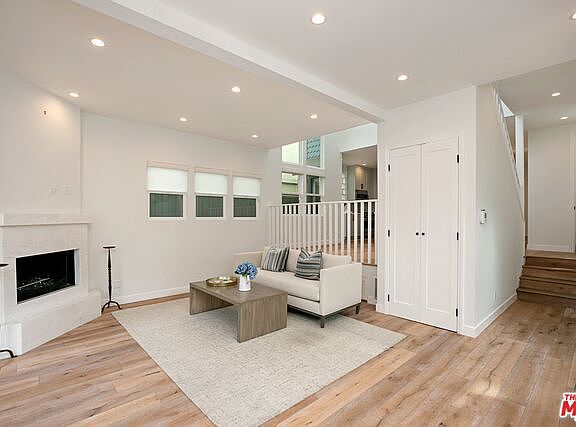 5th image of 216 1/2 Bicknell Ave