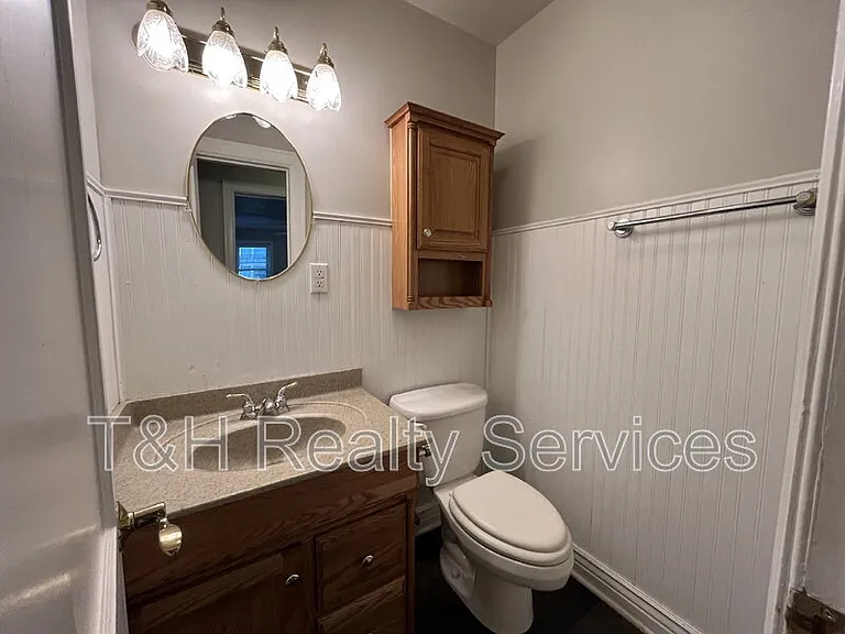 2920 E 5th St — Photo 16