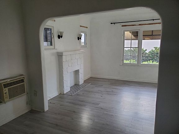 LIVING ROOM AREA
