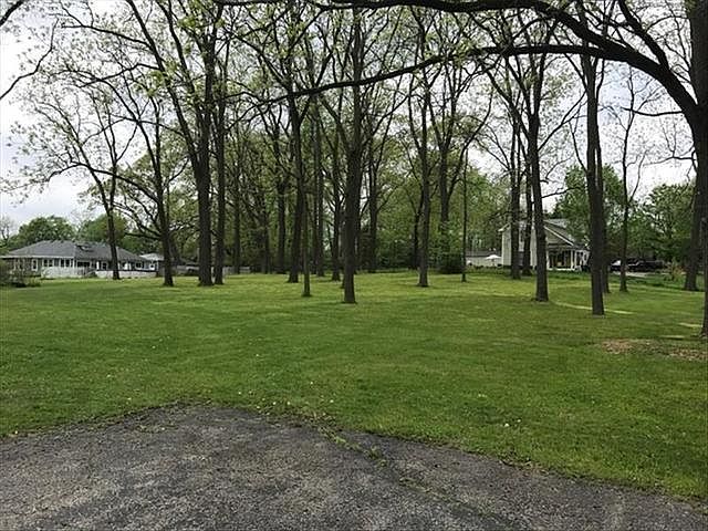 2nd image of 913 Main St