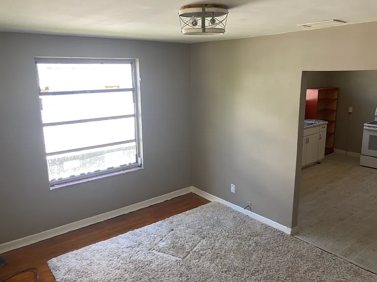 4105 Seminole Ave — Photo 1