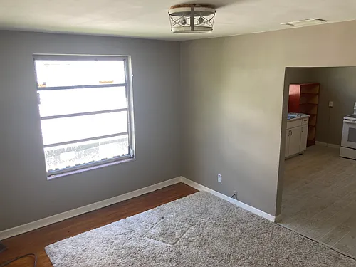 4105 Seminole Ave Photo 1