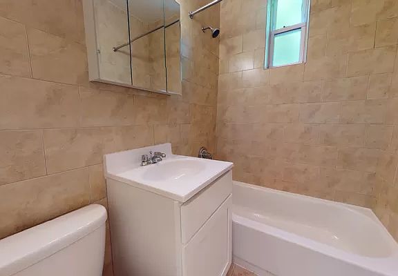 4th image of 440 Howard Ave APT 1AA