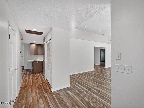 5th image of 5824 Nob Hill Blvd