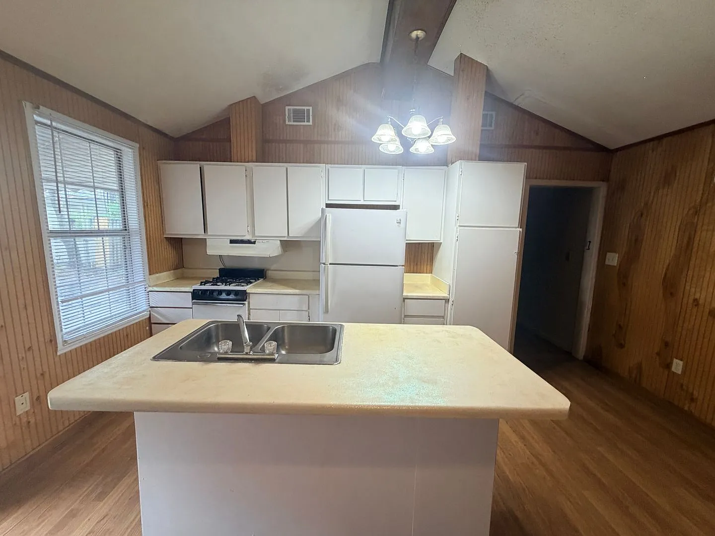 1706 Azalea Dr! This spacious 800 sq. ft. 1-bedroom, 1-bathroom apartment offers comfortable livi... — Photo 3
