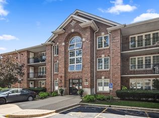 5645 S Cass Ave APT 102, Westmont, IL 60559