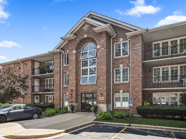 5645 S Cass Ave APT 102, Westmont, IL 60559