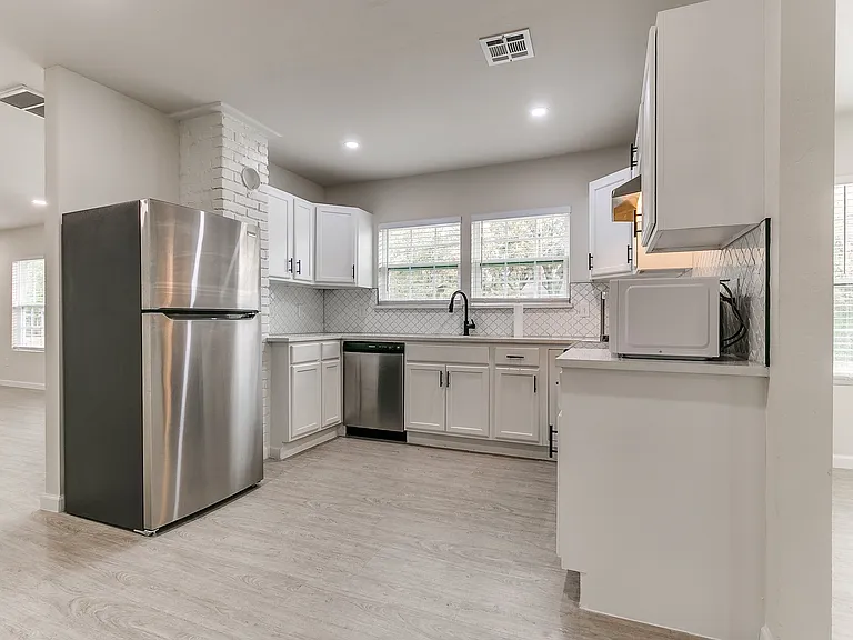303 E Frank St — Photo 22