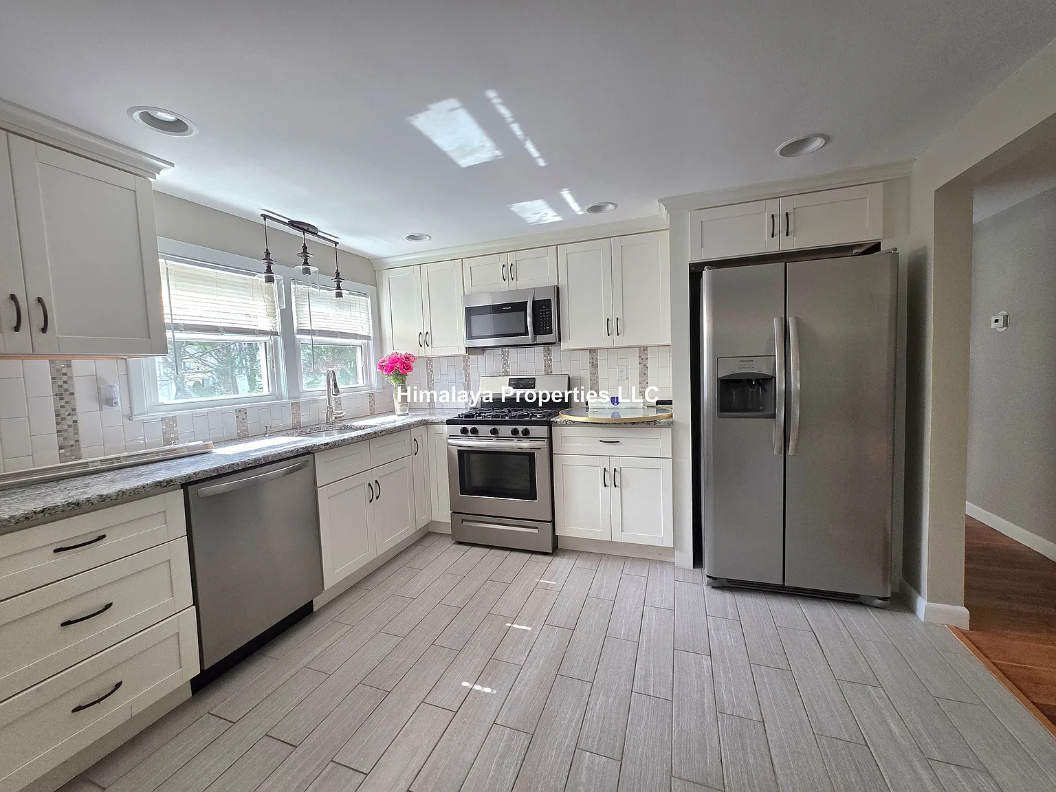 28 Maplewood St — Photo 2