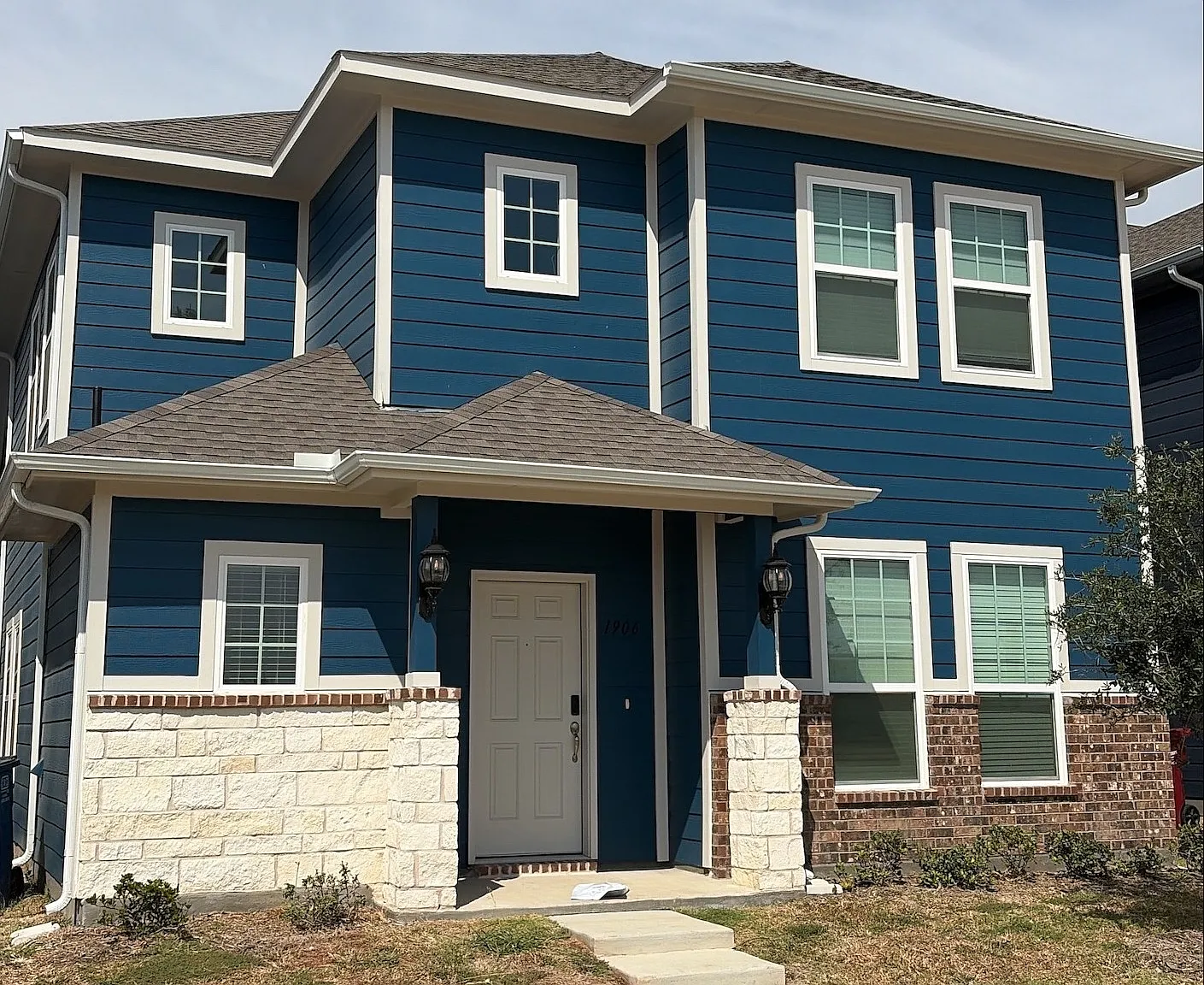 1906 Bluebonnet Ln — Photo 1