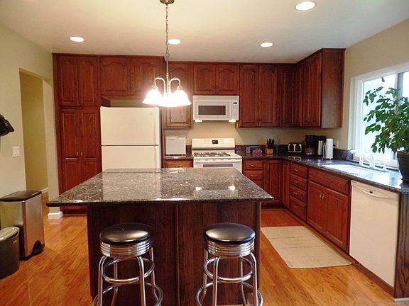 3rd image of 730 E Boxwood Ct