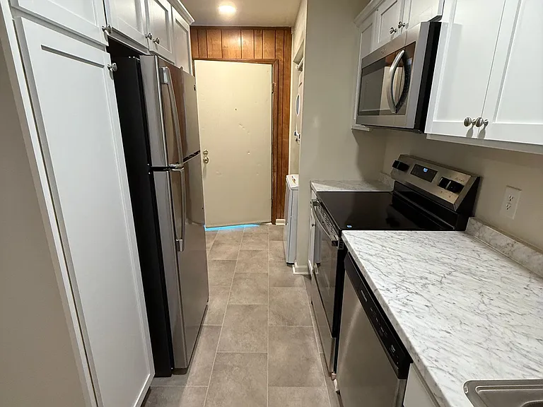 586 Franklin St — Photo 6