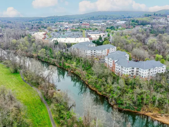 310 Riverbend Dr APT 2C, Charlottesville, VA 22911