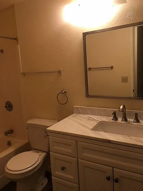 2 bed, 1.5 bath, 878 sqft, $2,080 — Photo 2