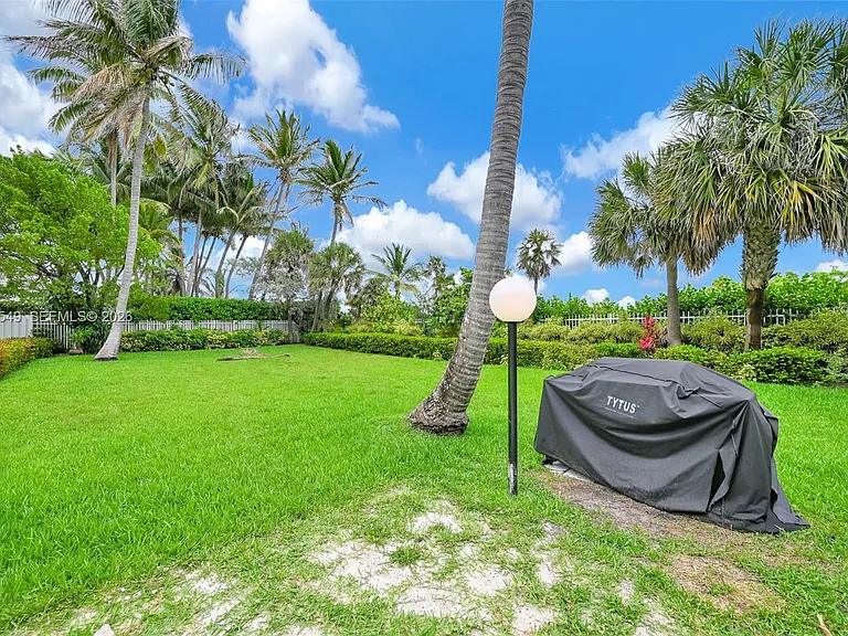 2401 Collins Ave #504 — Photo 38
