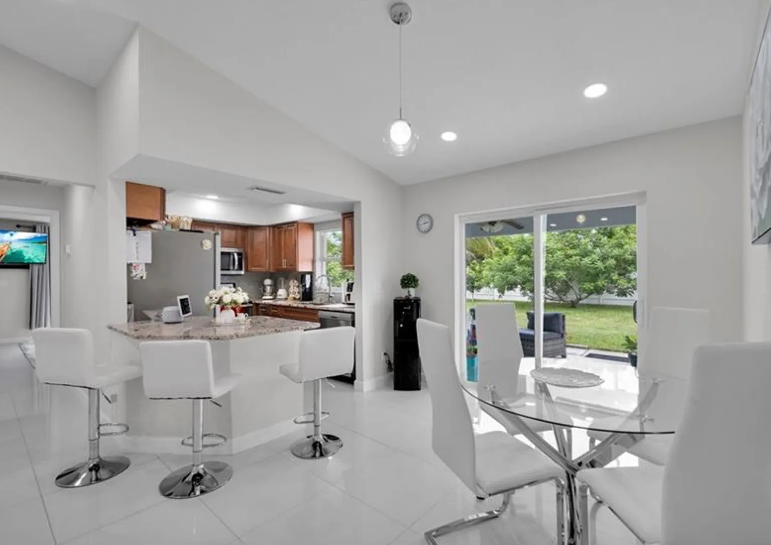 3 bed, 1210 sqft, $2,100 — Photo 2