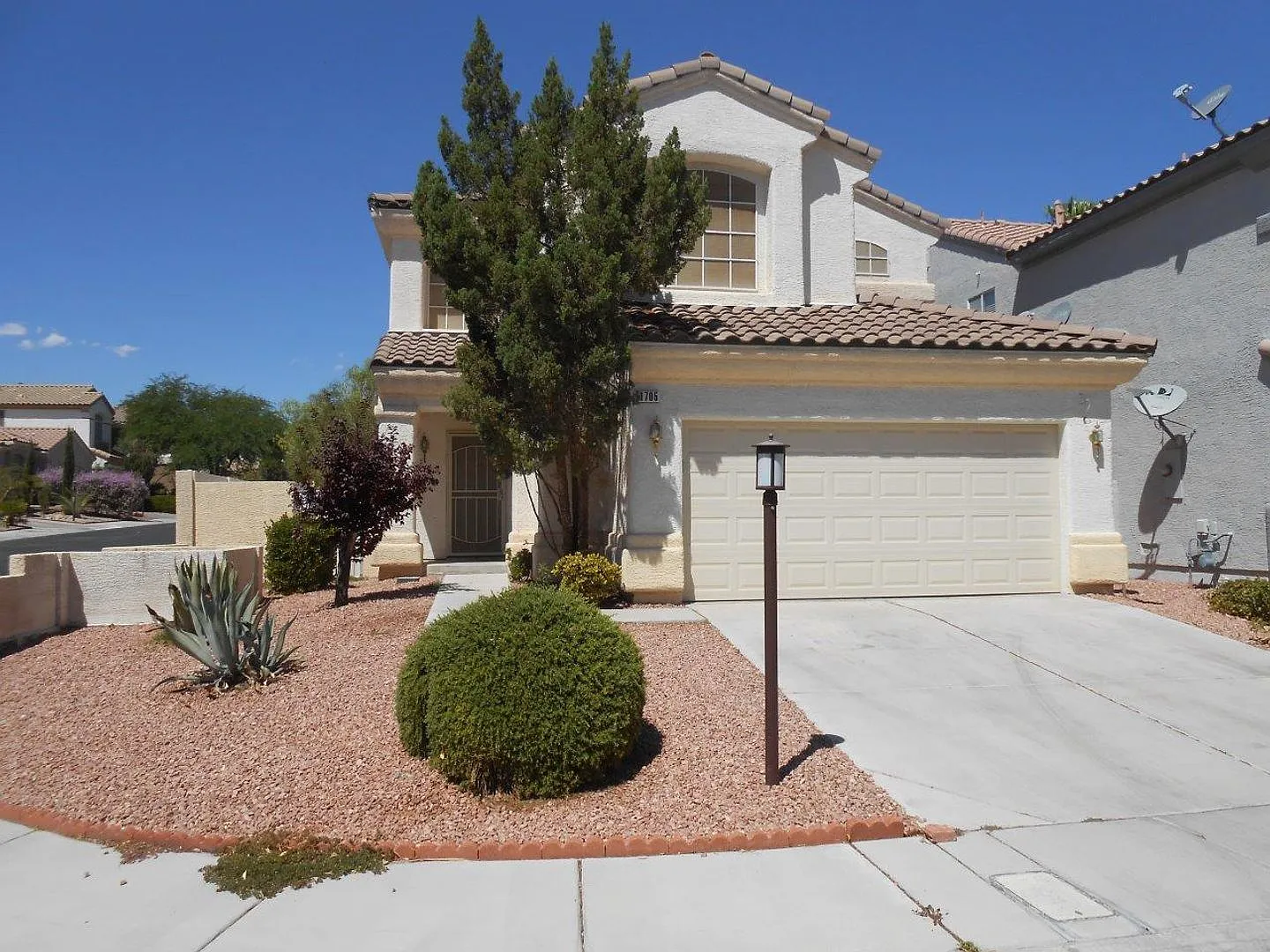 Spacious 2 Story Home in Peccole Ranch — Photo 2
