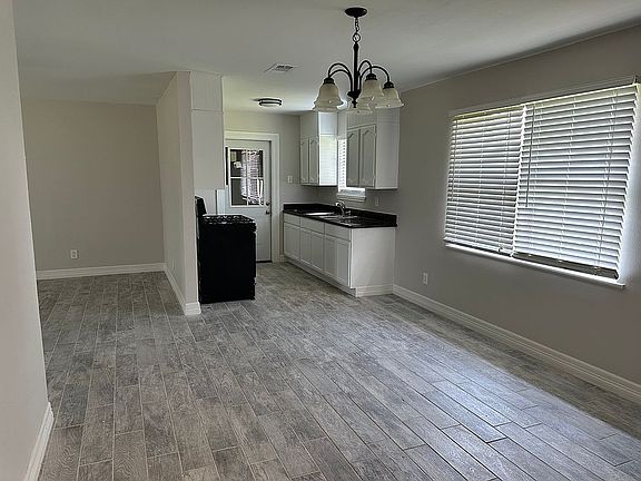 5th image of 2205 Robinhood Dr