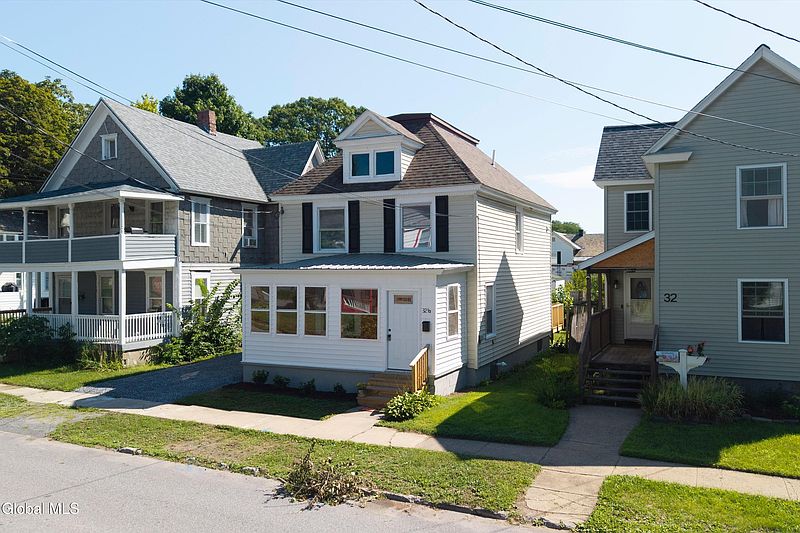3rd image of 32 1/2 Oak Street