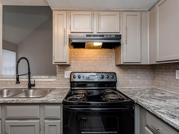 3rd image of 1325 Greens Pkwy #64