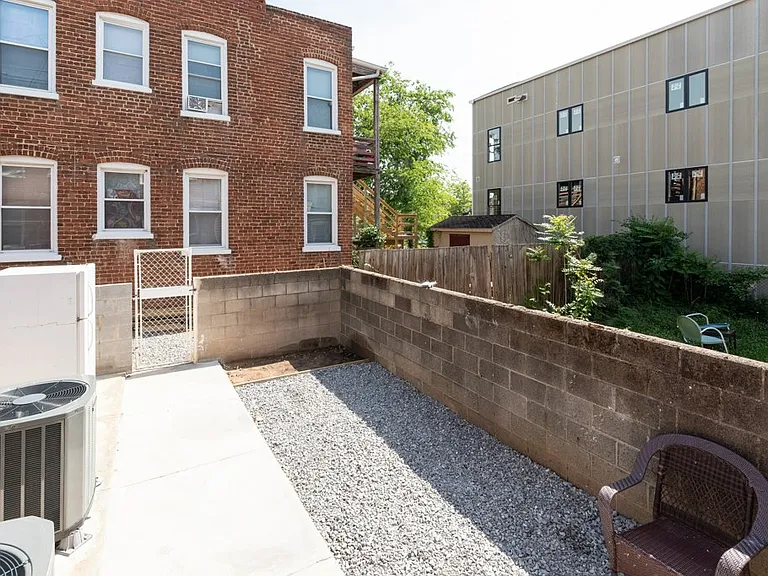 1224 W Cary St — Photo 30