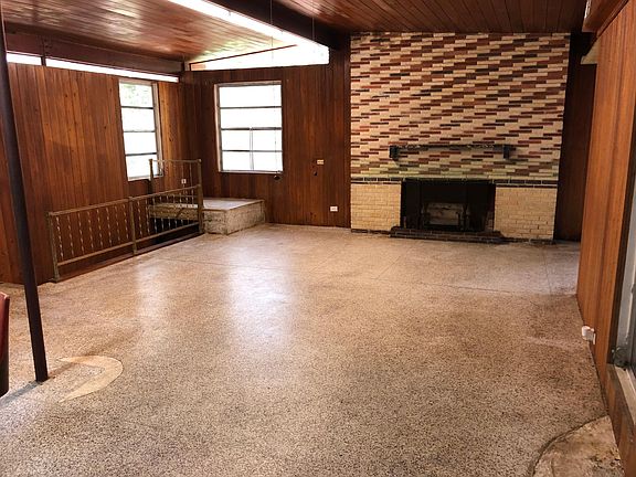 Living / Dining Room
24'-6" x 17'-5"