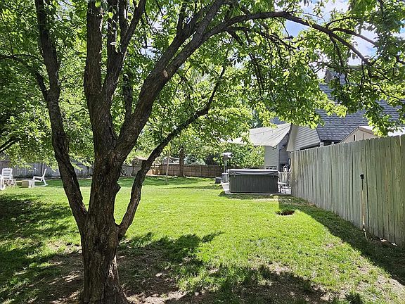 4th image of 1122 N Roper Pl