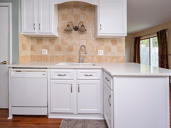 5th image of 6 Tallow Wood Dr #6
